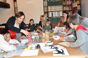 La canalla participa en el taller "Llegim quadres, pintem poemes", un joc de pintors i poetes