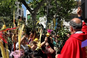 Se celebra el Diumenge de Rams amb la benedicció de les palmes i els rams a les tres parròquies cambrilenques