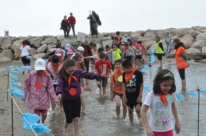 Uns 250 xiquets que enguany fan la primera comunió representen el pas del Mar Roig de Moisès