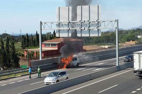Una furgoneta s'incendia quan circulava per l'autovia A7