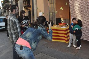 Una cinquantena de persones participen al concurs de petons de Sant Jordi
