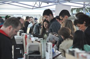 Sant Jordi a Cambrils, llibres i roses vora el mar