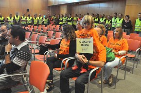 Agents de la Policia Local i els pares, professors i alumnes de l'Escola de Música protesten al ple