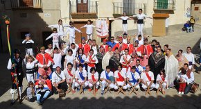 El Ball de Bastons de Cambrils actua a la localitat valenciana de Todolella