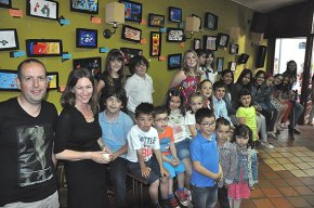 Acolorida i vistosa exposició artística del taller de pintura de Nuri Mariné al Marro Cafè