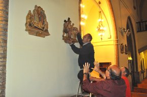 Les imatges de l'antic viacrucis tornen a les parets de l'església de Santa Maria, 27 anys després