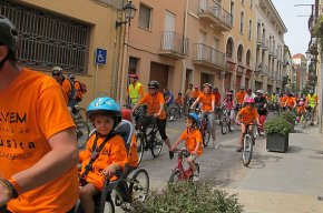 Unes 150 persones participen a la bicicletada popular "Salvem l'Escola de Música"