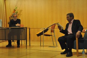 Joan Pera i Ferran Frauca llegeixen l'obra "El somni de Bernat Metge" al Casal Municipal de la Gent Gran