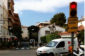 La Policia Local millora la visibilitat dels semàfors de les illes de vianants 