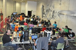 Una seixantena de joves passen tres dies connectats a internet en la primera Lan Party a l'Ateneu Juvenil