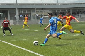El FC Cambrils guanya i manté vives les esperances d'acabar fora dels llocs de descens directe