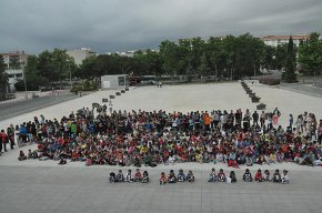 Uns 900 alumnes es concentren per demanar l'alliberament de les xiquetes segrestades a Nigèria