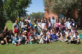 Alumnes de l'escola Mas Clariana realitzen un taller d'escultura i pintura amb l'artista Jocabasén