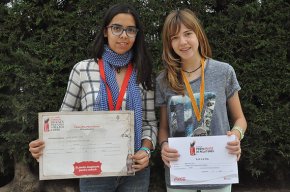 Maria Vidal i Maria Borràs, alumnes del col·legi Cardenal Vidal i Barraquer, premiades al concurs de redacció de Coca-Cola