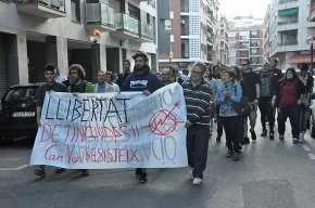 Manifestació sense incidents per l'alliberament dels detinguts en els disturbis al barri de Sants 