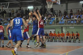 El CB Cambrils aconsegueix la permanència en un vibrant tercer partit