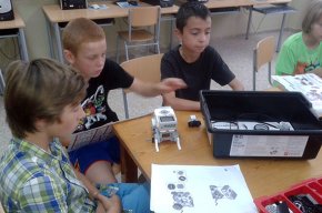 Els alumnes de l'escola Marinada participen en uns tallers de robòtica