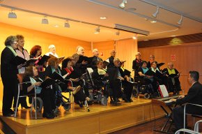 La Coral AMIBA, integrada per persones amb discapacitats físiques, i la Coral Trinitat Vella actuen a Cambrils