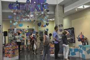 Els alumnes més petits del col·legi Cardenal Vidal i Barraquer presenten les seves creacions artístiques a l'Espai El Pati