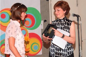 Els alumnes de 2n de batxillerat de l'institut Cambrils celebren el seu acte de graduació 