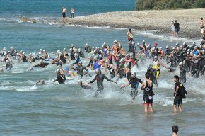 Més d'un miler de triatletes es donen cita en la segona edició de la Triatló de Cambrils