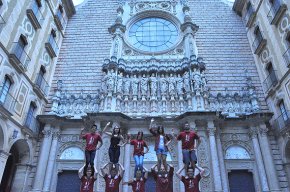 Els Xiquets de Cambrils porten l'escola de castells a l'Escolania de Montserrat