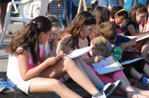 Una cinquantena de xiquets participen al primer Concurs de dibuix infantil de l'NMC