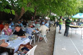Els veïns del barri de la Llosa es reuneixen en una paellada popular
