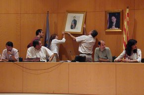 L'Ajuntament encarrega tres fotos del rei Felip vestit de civil