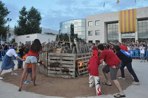 La Flama del Canigó arriba a Cambrils per encendre la nit de Sant Joan 