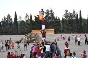 Els Xiquets de Cambrils participen a l'acte de lliurament de la Flama del Canigó als pobles del Priorat