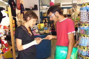 La campanya de recollida selectiva continua amb les visites informatives als establiments comercials