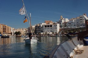 Cinc embarcacions cambrilenques participen a la IX Trobada de Vela Llatina a l'Ametlla de Mar
