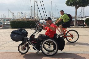 L'esportista valencià Carlos Sanchis, que practica el cicloturisme adaptat, visita Cambrils