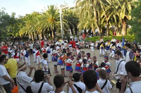 Trobada de colles infantils de ball de bastons pels carrers del port