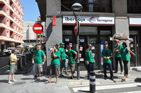 Acció de protesta de la PAH davant l'oficina d'Ibercaja pel desnonament d'una família de Vila-seca