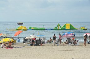 El parc aquàtic flotant de la platja del Regueral entra en funcionament