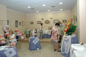 L'Escola de Puntaires de Cambrils inaugura una exposició al Centre Les Basses