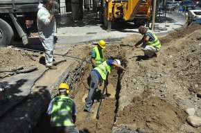 Es trenca la canonada de subministrament d'aigua potable que baixa pel passeig de la Salle
