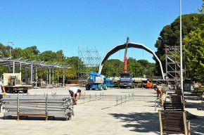 S'inicia el muntatge de l'escenari que acollirà nou dels dotze concerts del Festival de Música al parc del Pinaret