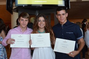 Lluís Rayo, Santiago Acosta i Patrícia Muñoz de l'institut Cambrils, distingits per haver obtingut una nota superior a 9 a les PAU