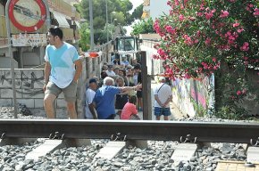 Veïns de Vilafortuny impedeixen les obres que volia executar Adif per bloquejar l'accés de vianants a la via del tren
