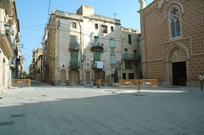 Els veïns del carrer de les Creus es reuneixen un cop més amb l'Ajuntament per parlar de l'endarreriment de les obres