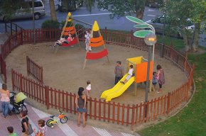 LAjuntament renova els jocs de la zona infantil de la plaça de Carles Roig