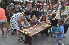La plaça de la Vila acull la tarda infantil de la NAC amb els Titirijocs