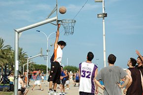 Es disputa la quarta edició del Torneig Streetball de Cambrils al passeig de les Palmeres
