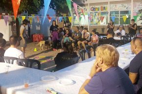 Els usuaris del Gripau Blau fan una exhibició amb gossos ensinistrats en la seva festa de final de curs