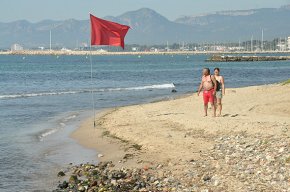 Es prohibeix el bany a la platja del Cavet pel trencament de l'emissari submarí de la riera de Riudoms