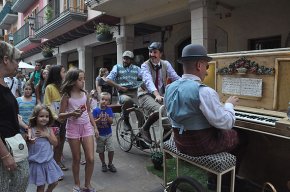 L'espectacle itinerant "Pete&Pat" recorre els carrers del Barri Antic amb un divertit teatret de titelles