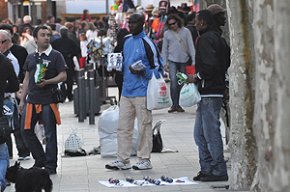 Un venedor ambulant detingut i dos policies locals ferits, resultat d'un altercat als carrers del port